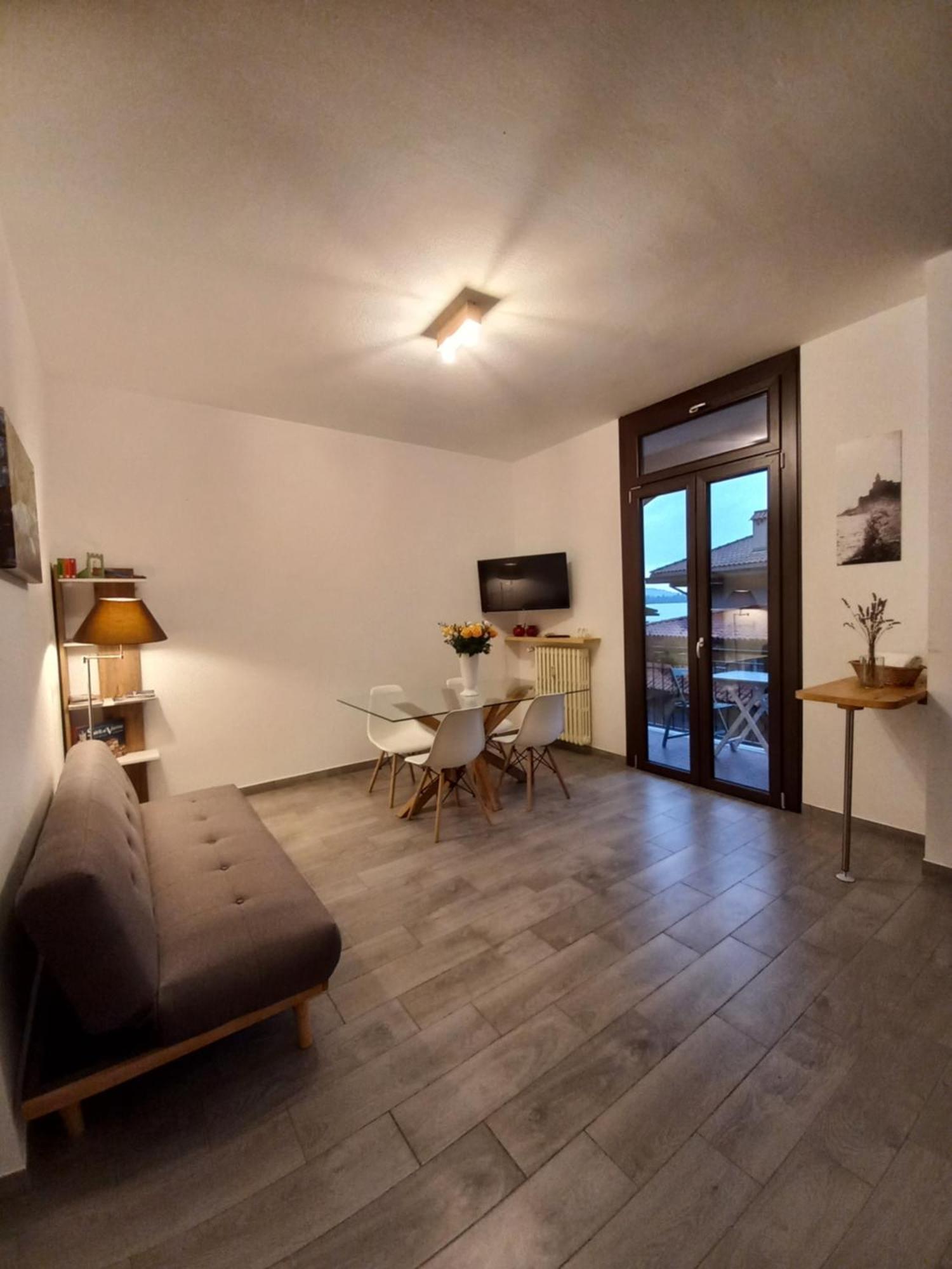 Appartamento Miralago Con Giardino Sul Lago Gavirate Luaran gambar